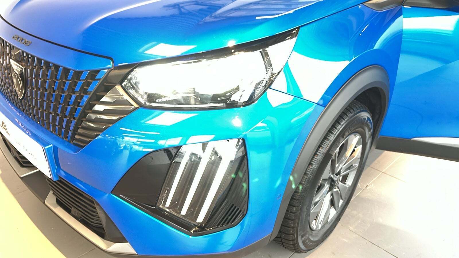 Blå Peugeot 2008 fra 2024