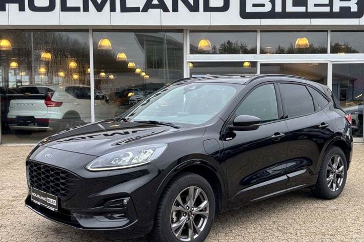 Sort Ford Kuga fra 2022 set udefra