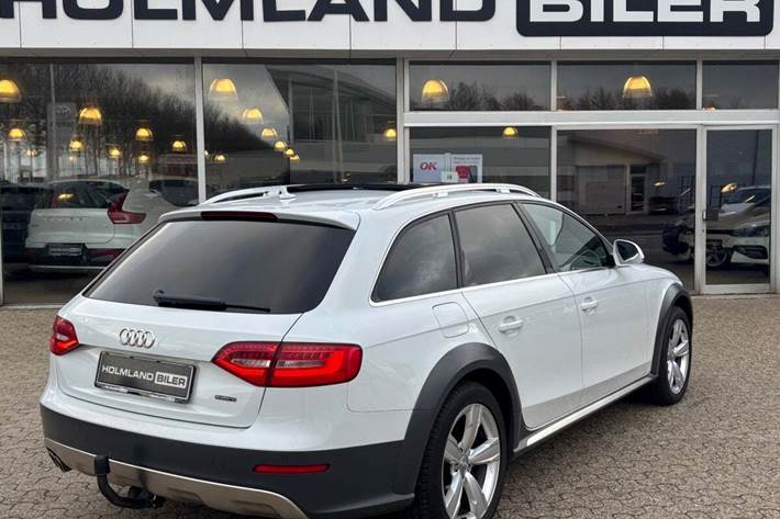 Hvid Audi A4 Allroad fra 2015 set udefra