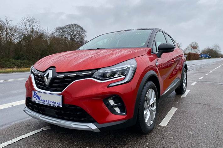 Rød Renault Captur fra 2020 set udefra