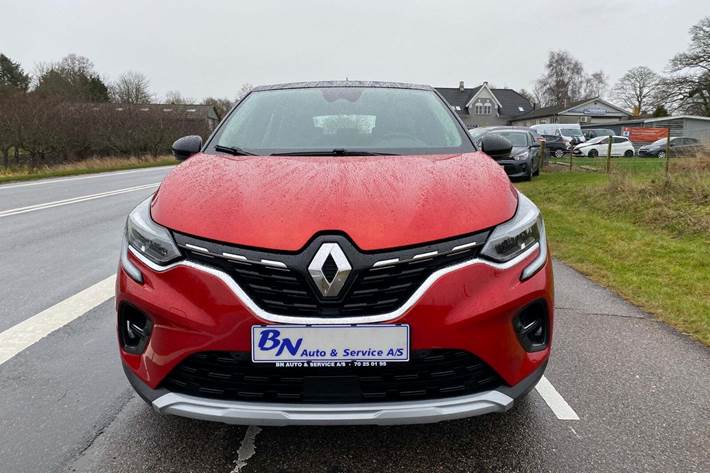 Rød Renault Captur fra 2020 set udefra