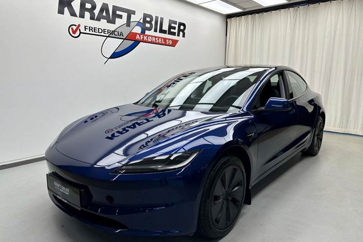 Blå Tesla Model 3 fra 2024 set udefra