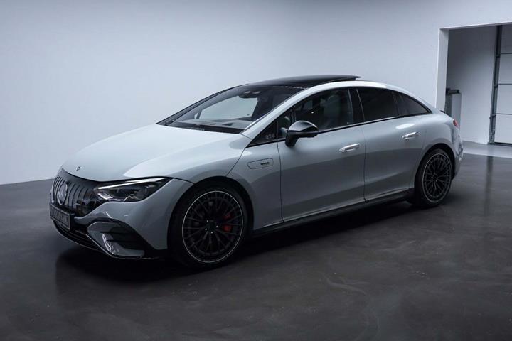 Grå Mercedes EQE53 fra 2023