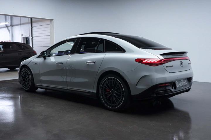 Grå Mercedes EQE53 fra 2023