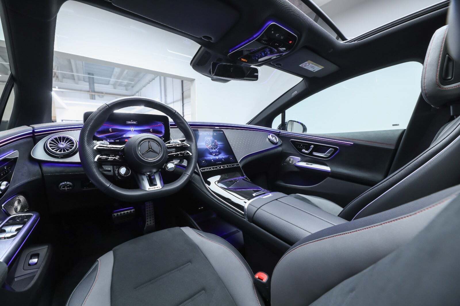 Grå Mercedes EQE53 fra 2023 set indefra