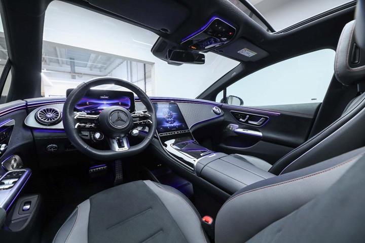 Grå Mercedes EQE53 fra 2023 set indefra