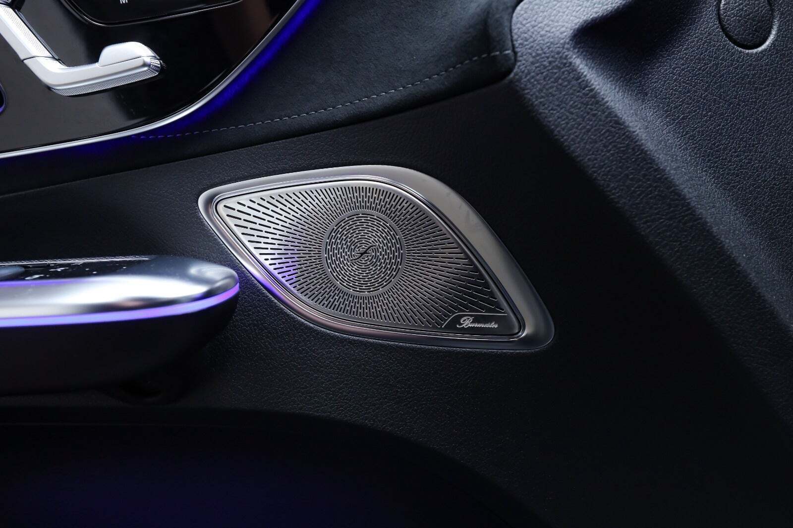 Grå Mercedes EQE53 fra 2023