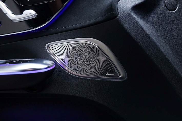 Grå Mercedes EQE53 fra 2023 set indefra