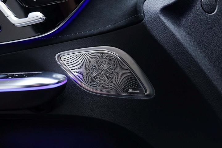 Grå Mercedes EQE53 fra 2023 set indefra