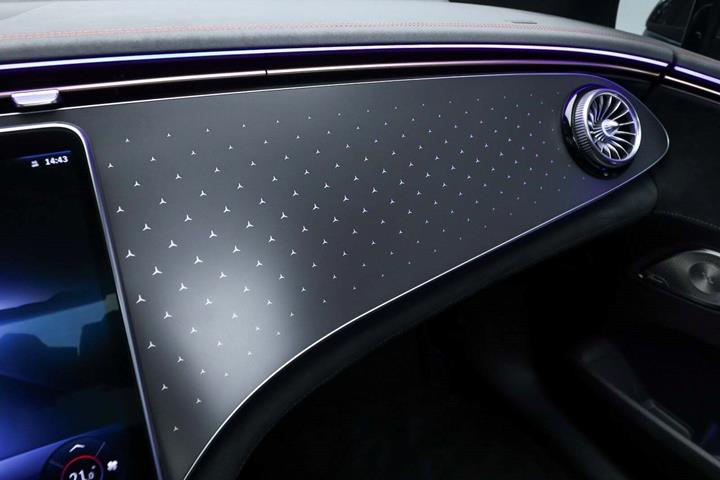 Grå Mercedes EQE53 fra 2023