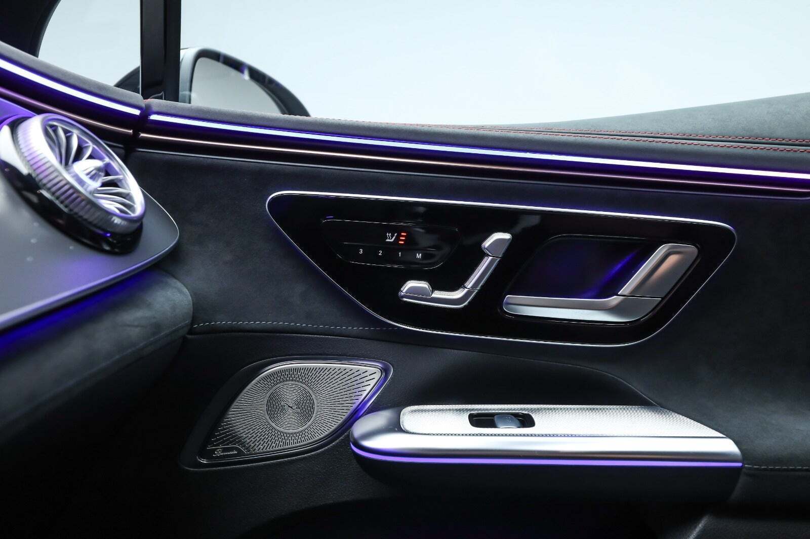 Grå Mercedes EQE53 fra 2023