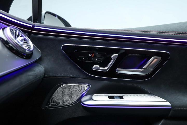 Grå Mercedes EQE53 fra 2023