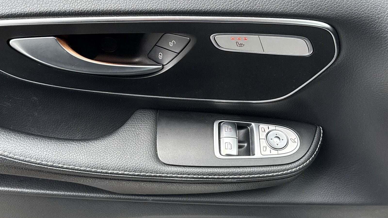 Hvid Mercedes EQV300 fra 2021