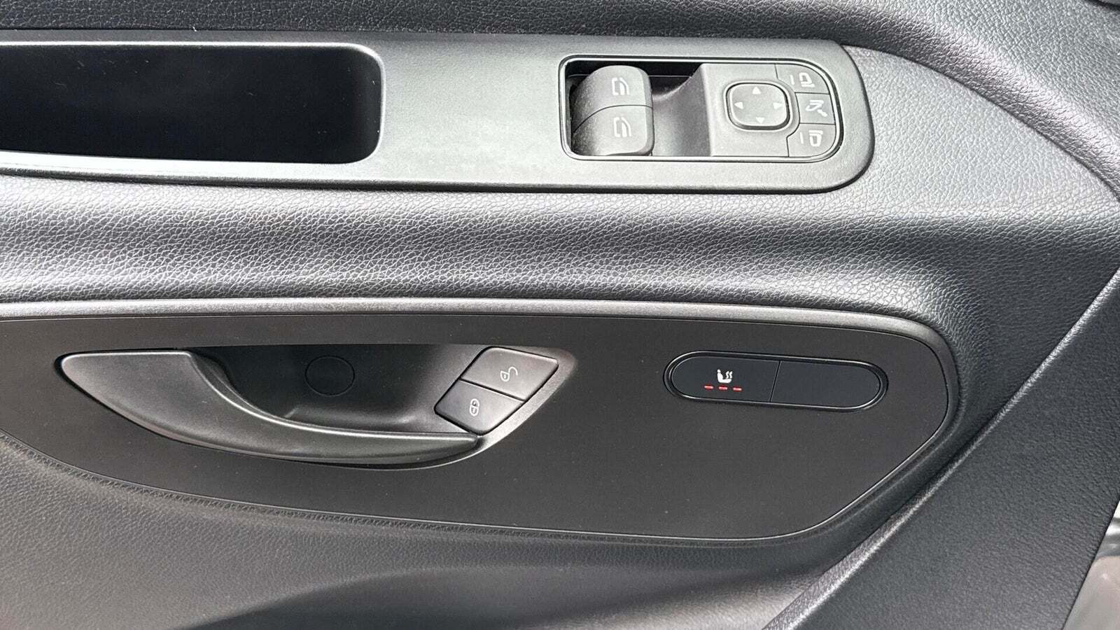 Sølv Mercedes Sprinter 319 fra 2023