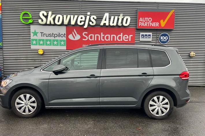 Grå VW Touran fra 2020