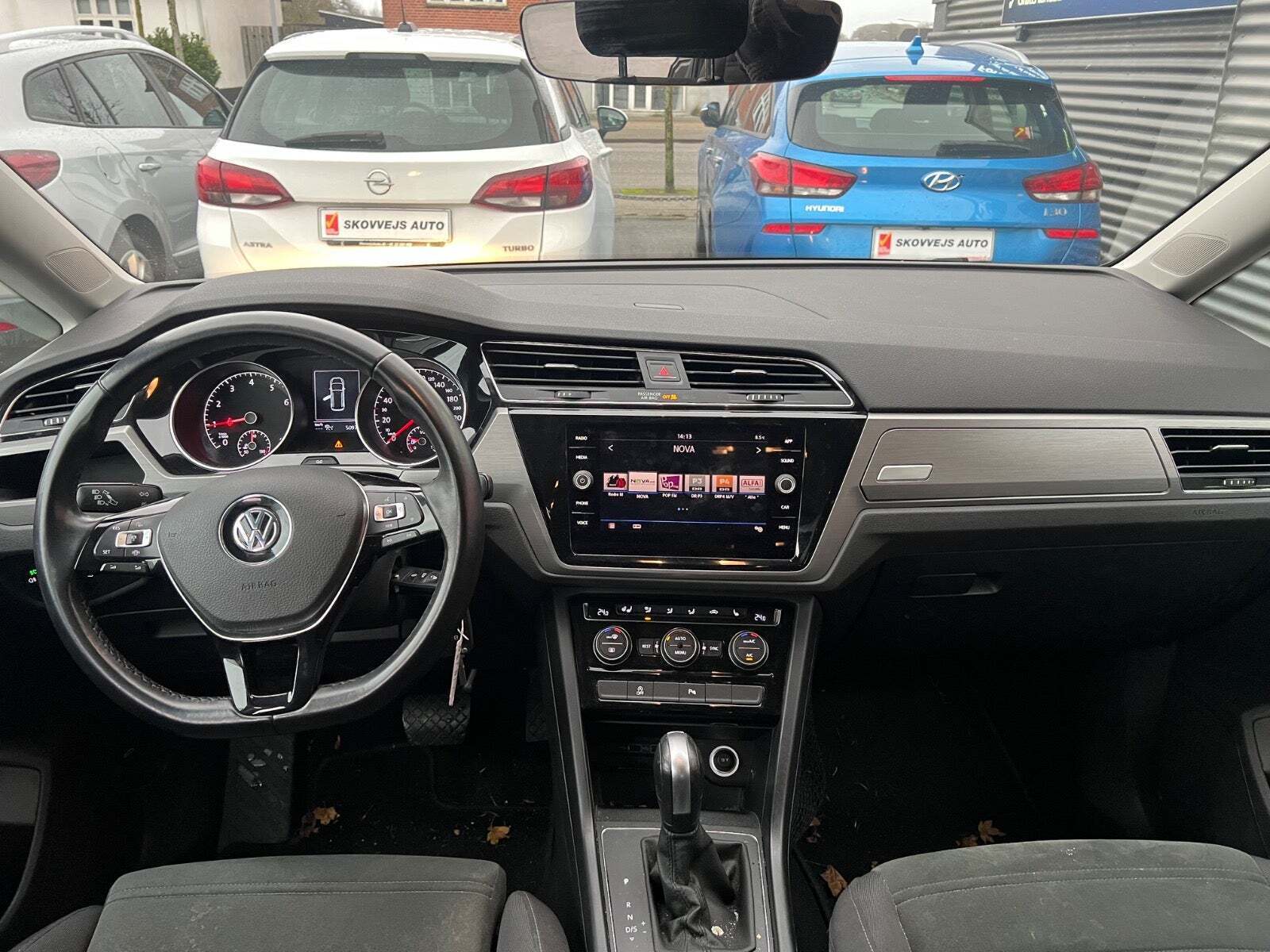 Grå VW Touran fra 2020