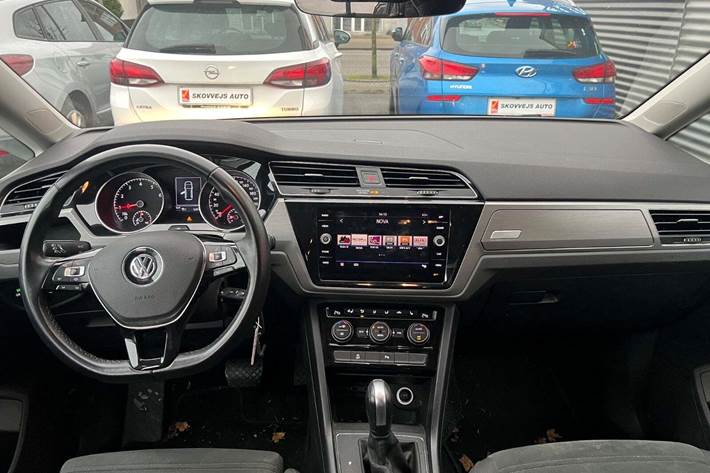 Grå VW Touran fra 2020