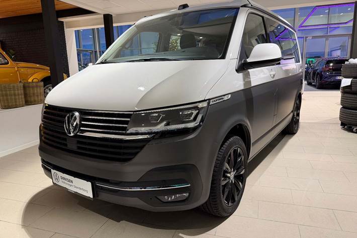 Grå VW California fra 2021 set udefra