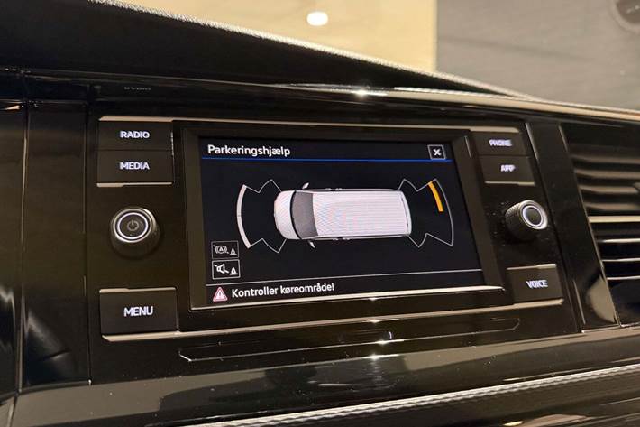 Grå VW California fra 2021 set indefra