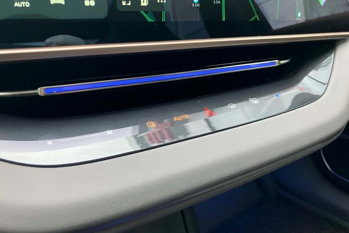 Sort Hongqi EH7 fra 2025