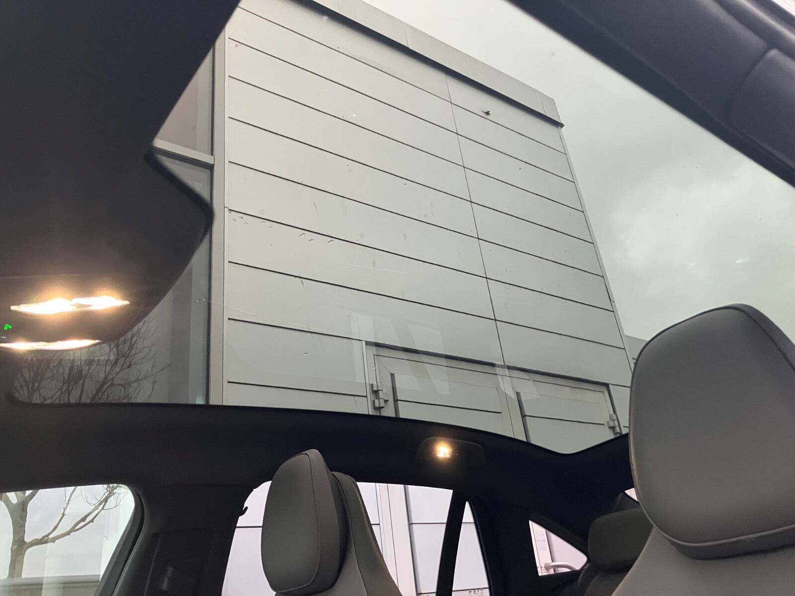 Sort Hongqi EH7 fra 2025