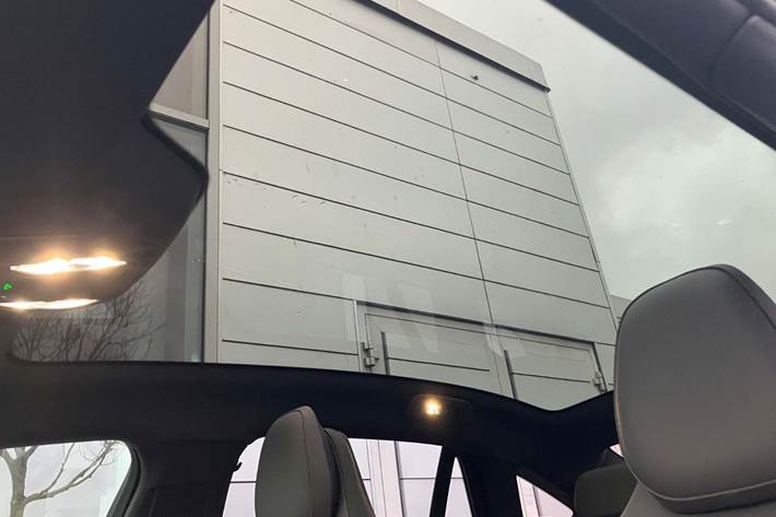 Sort Hongqi EH7 fra 2025