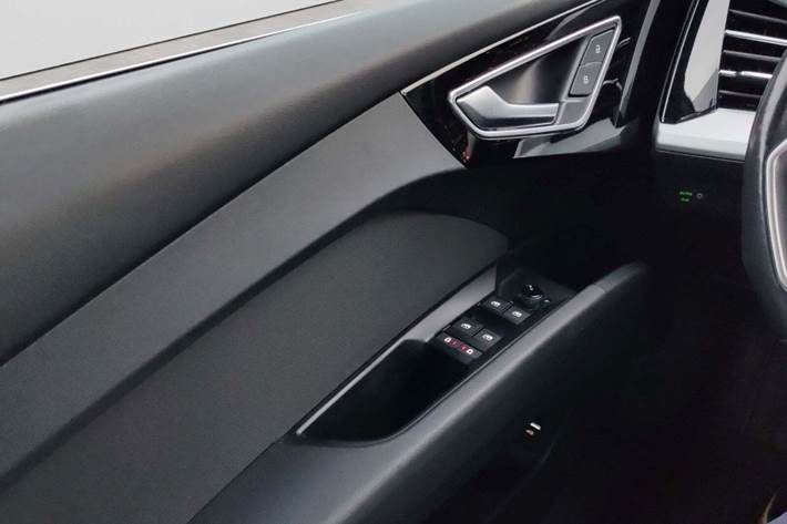 Sølv Audi Q4 e-tron fra 2021