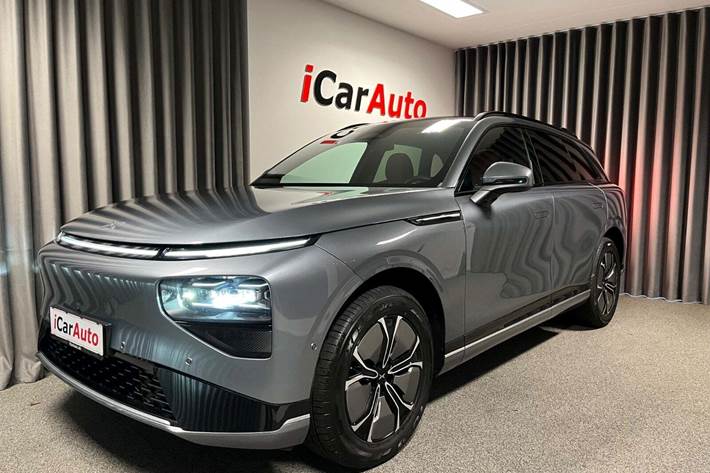 Grå Xpeng G9 fra 2023 set udefra