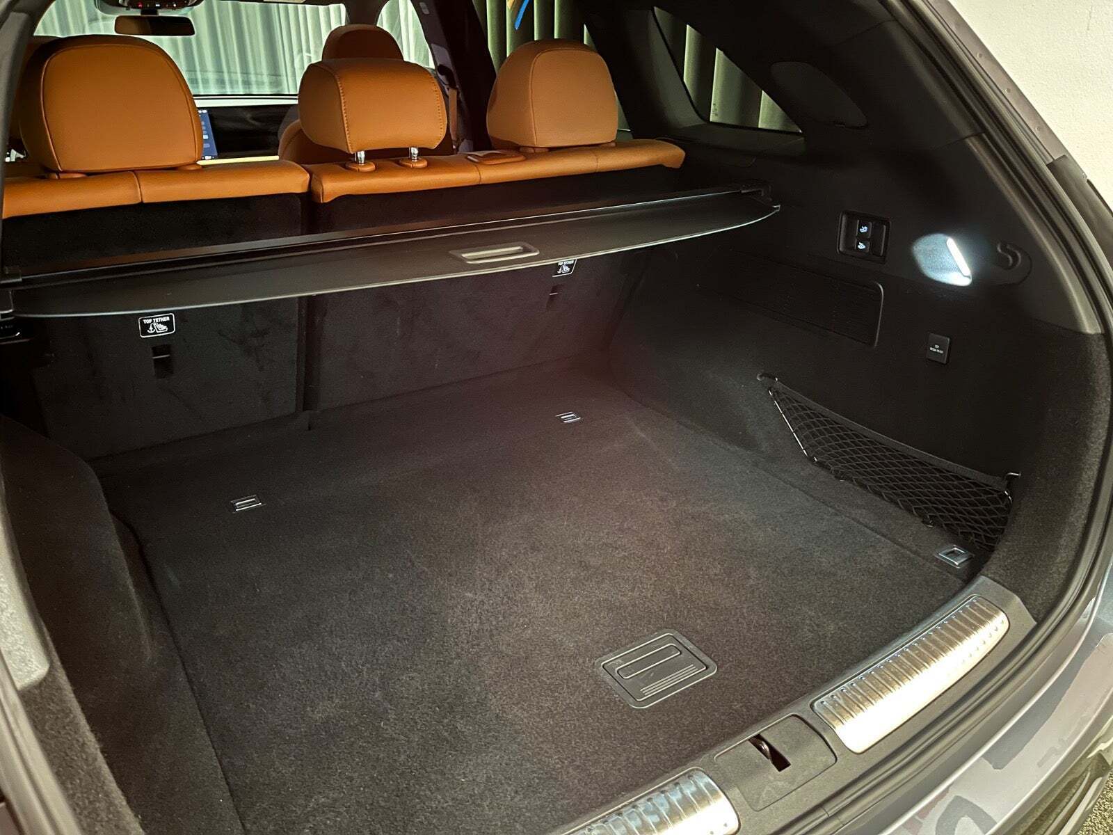 Grå Xpeng G9 fra 2023