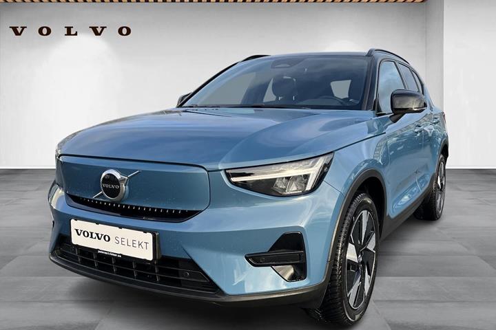 Blå Volvo XC40 fra 2023 set udefra