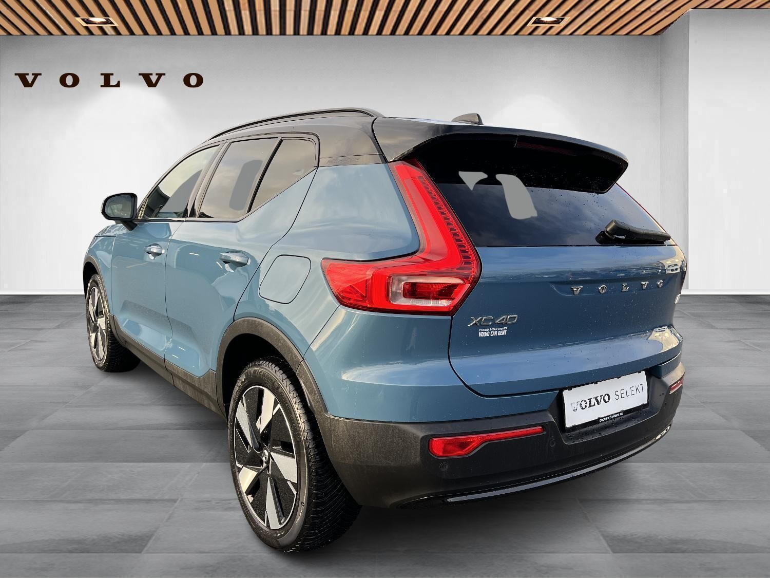 Blå Volvo XC40 fra 2023