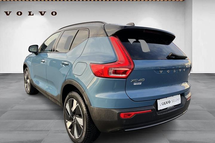 Blå Volvo XC40 fra 2023