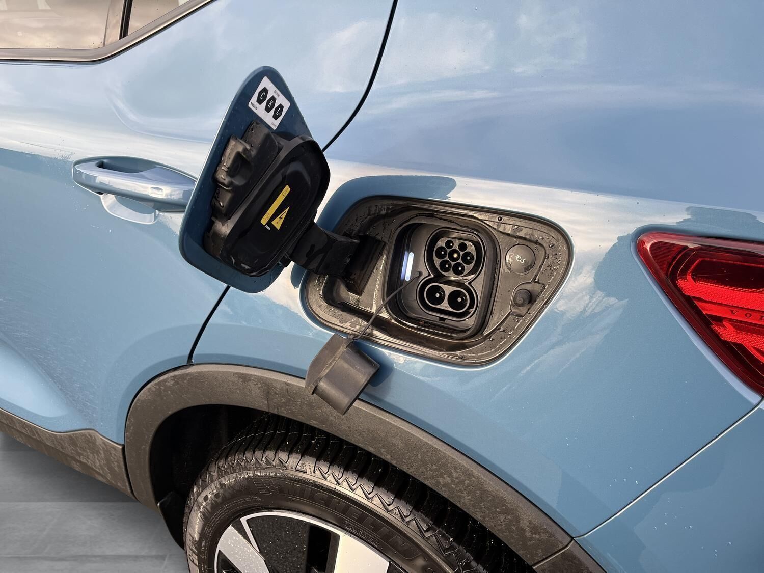 Blå Volvo XC40 fra 2023