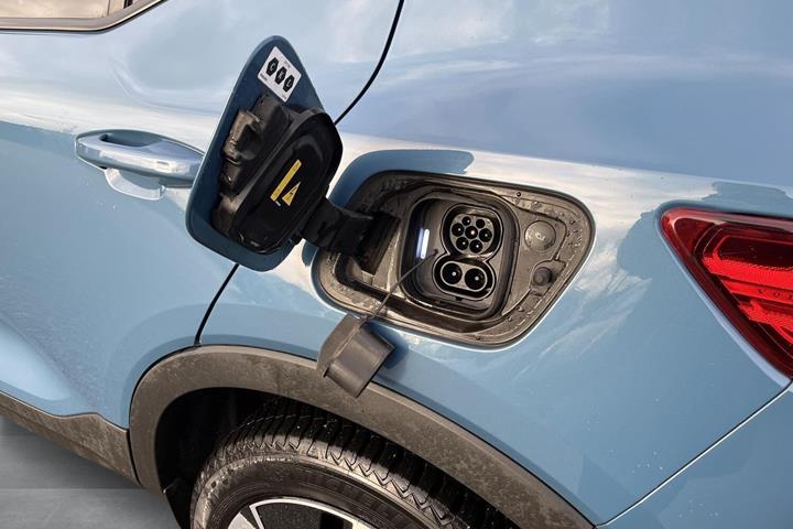 Blå Volvo XC40 fra 2023