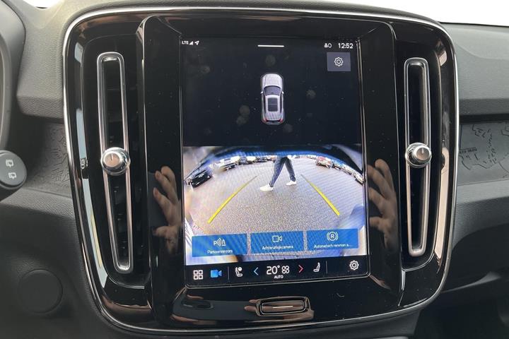 Blå Volvo XC40 fra 2023