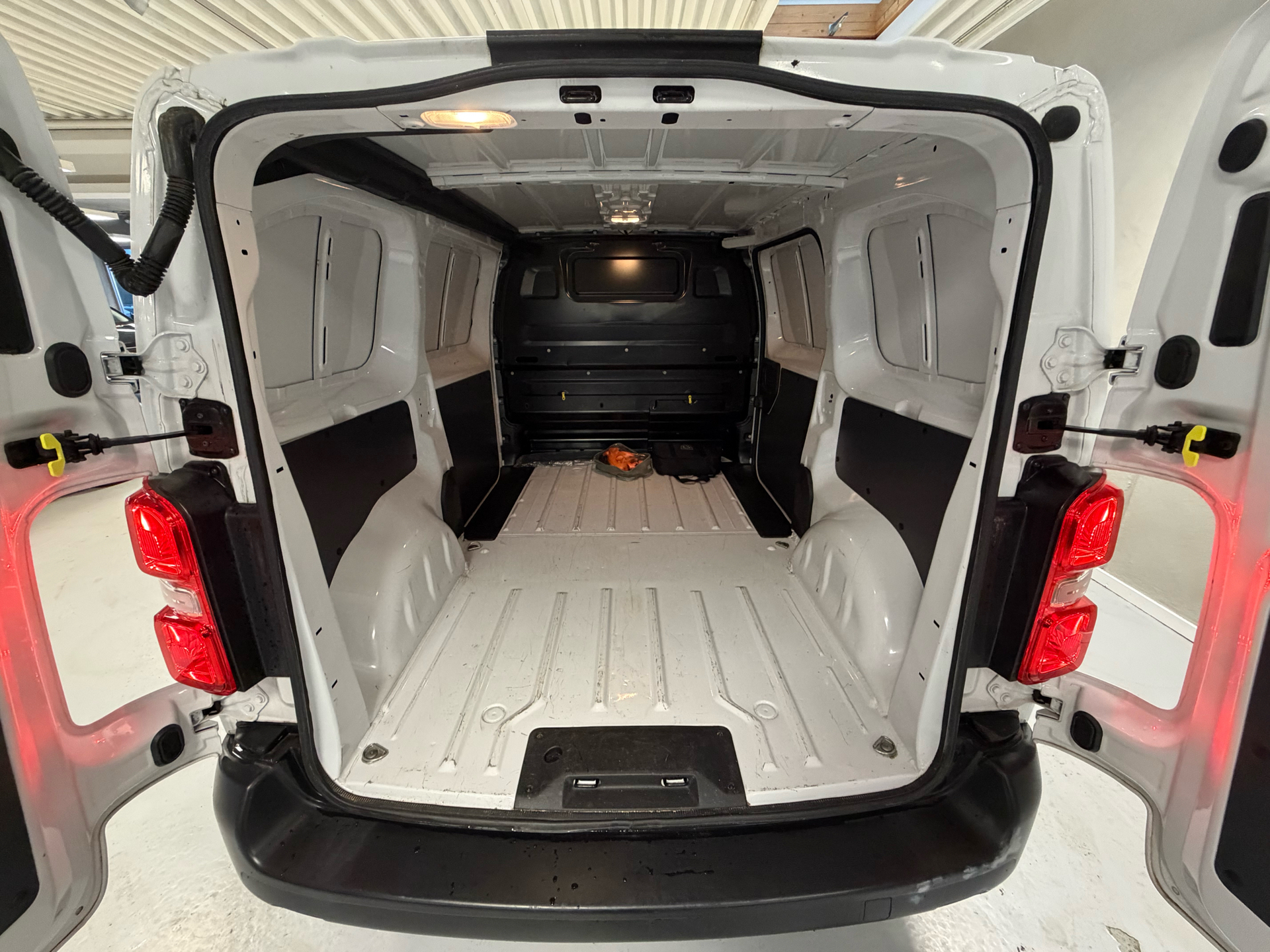 Hvid Peugeot e-Expert fra 2023