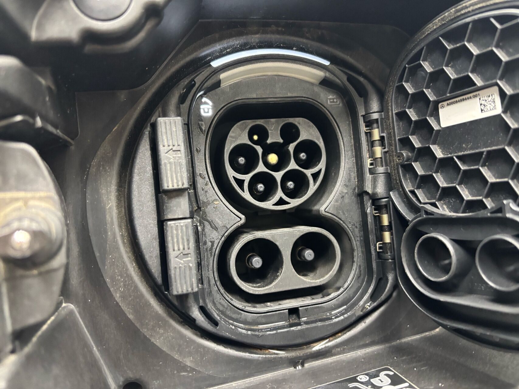 Hvid Mercedes EQB 250 fra 2023