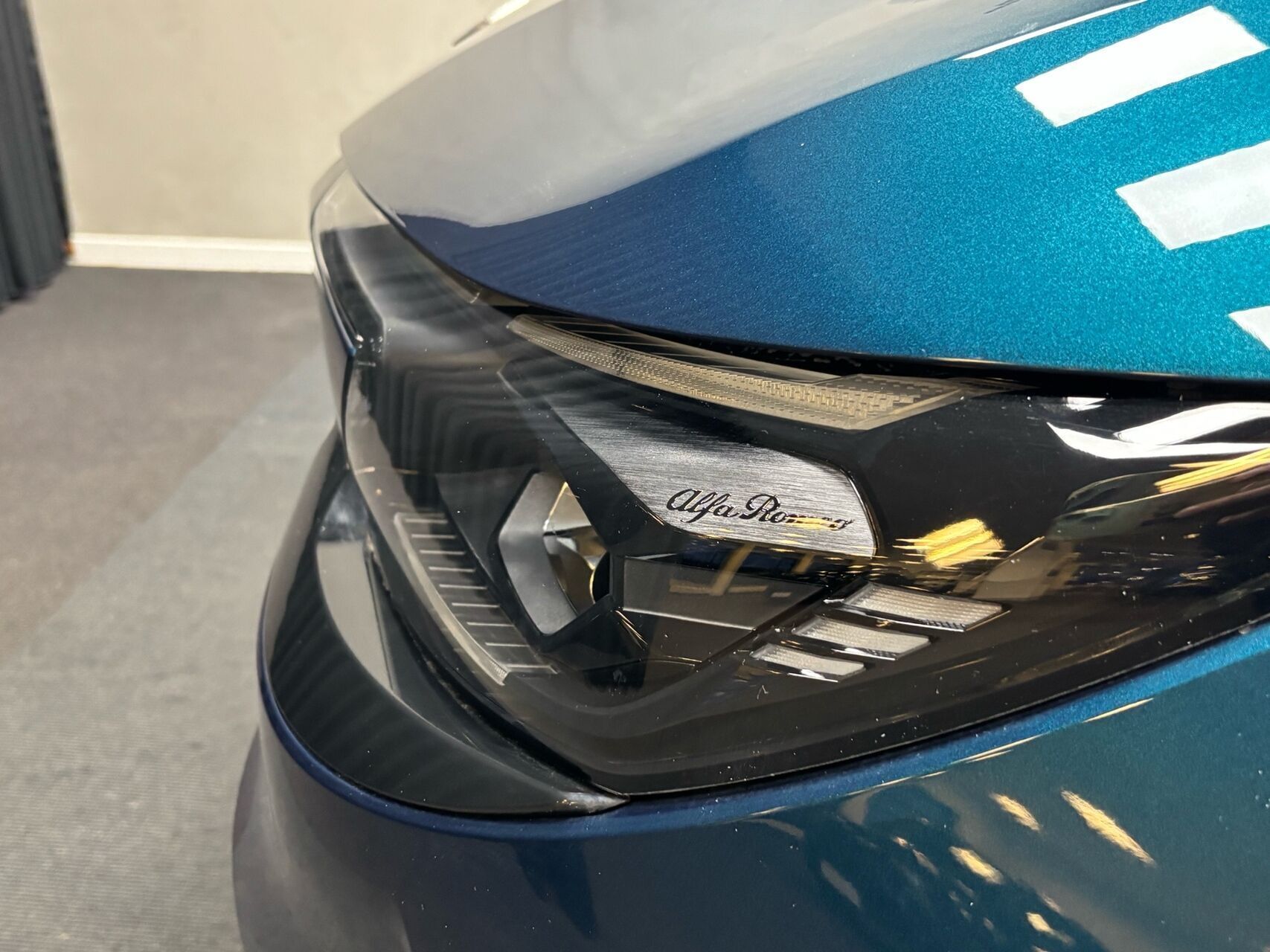 Blå Alfa Romeo Junior fra 2024