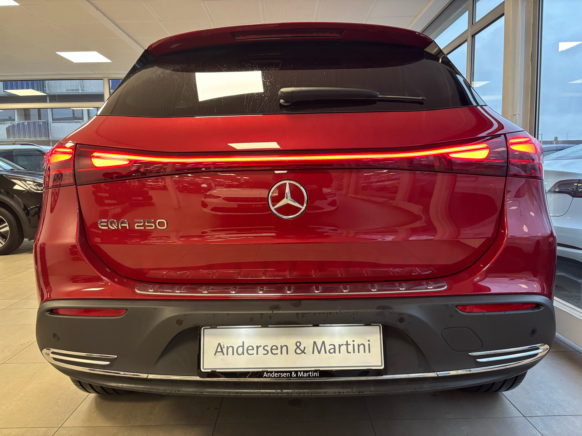 Rød Mercedes EQA 250 fra 2024