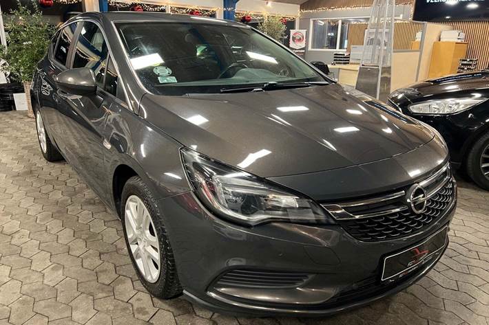 Grå Opel Astra fra 2016 set udefra