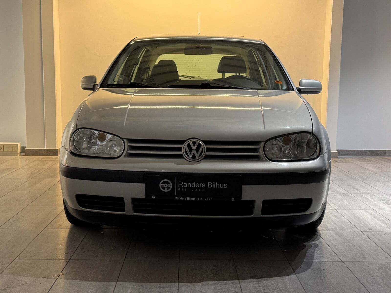 Grå VW Golf IV fra 1998