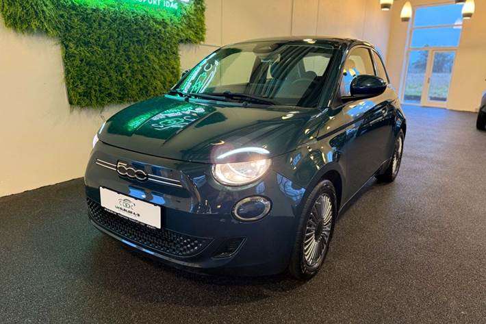 Grøn Fiat 500e fra 2023 set udefra