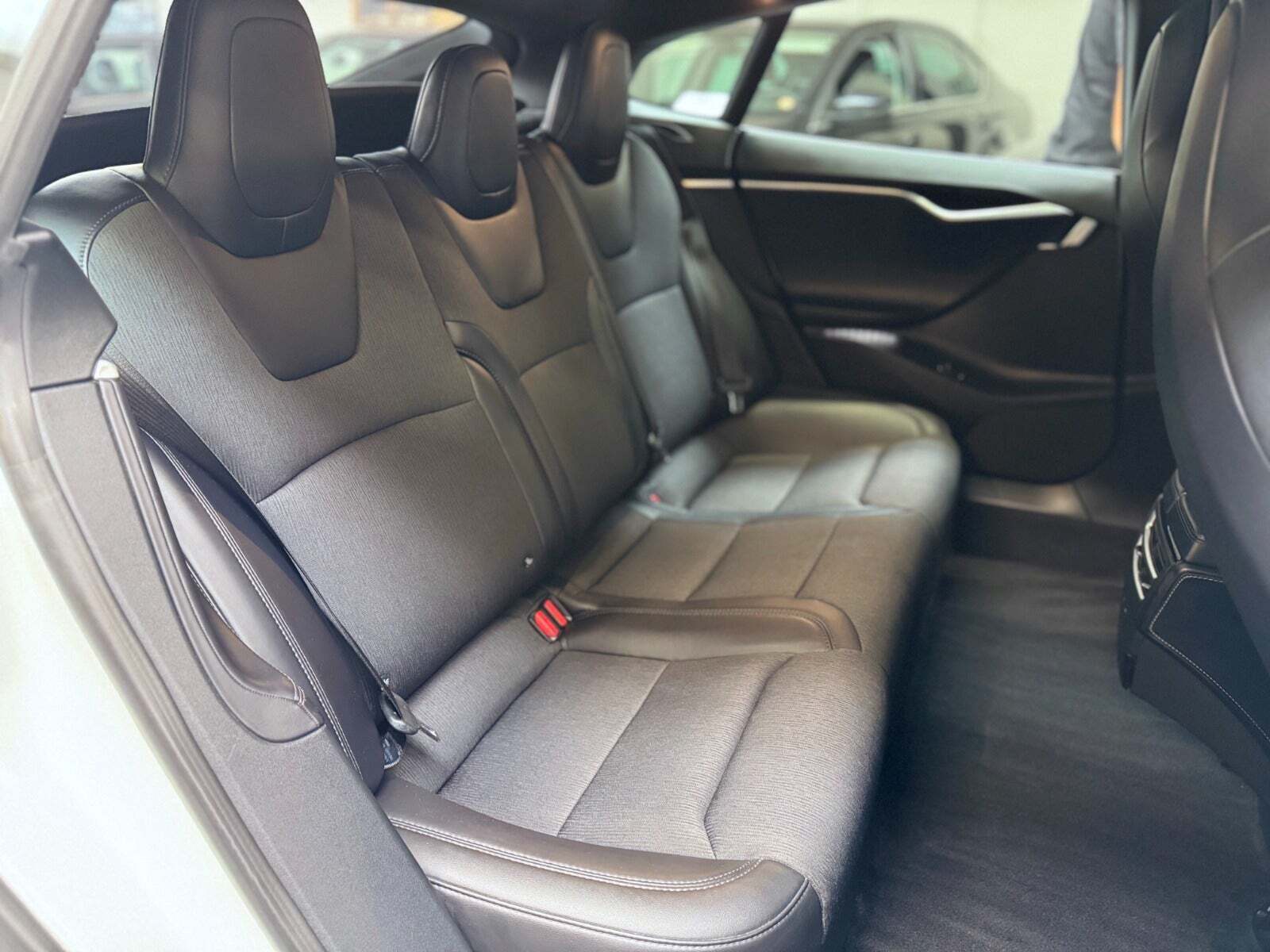 Hvid Tesla Model S fra 2018