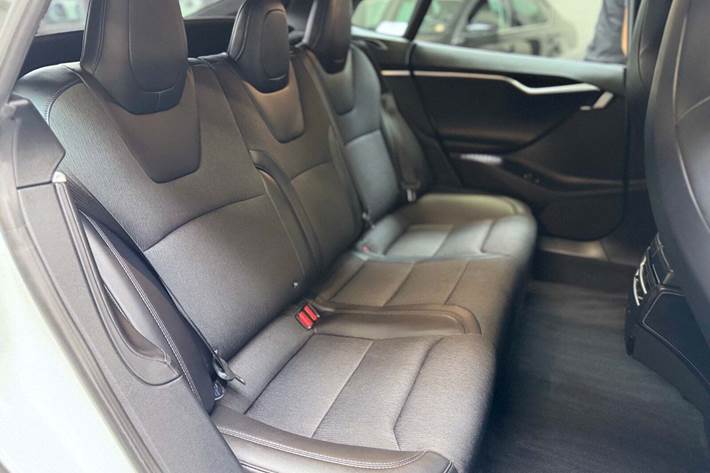 Hvid Tesla Model S fra 2018