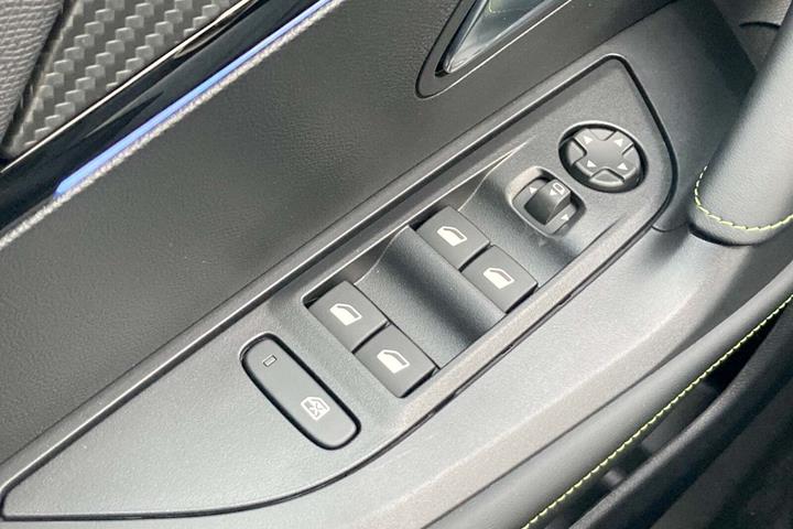Sort Peugeot e-5008 fra 2024