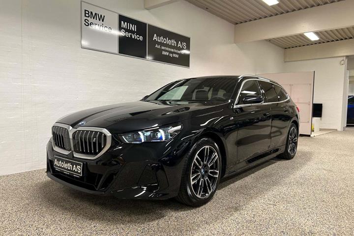 Sort BMW i5 fra 2024 set udefra