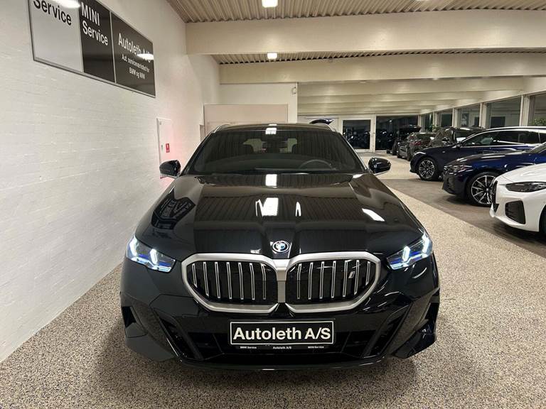 BMW i5 eDrive40 Touring Fully Charged M-Sport