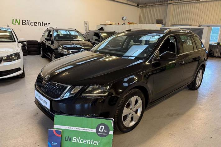Sort Skoda Octavia fra 2018 set udefra