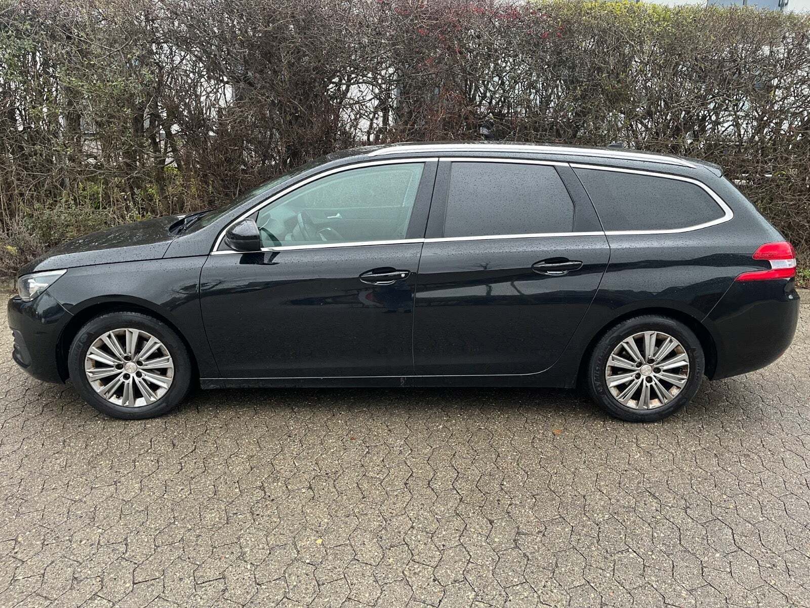Peugeot 308 1,2 e-THP 130 Allure Sky SW