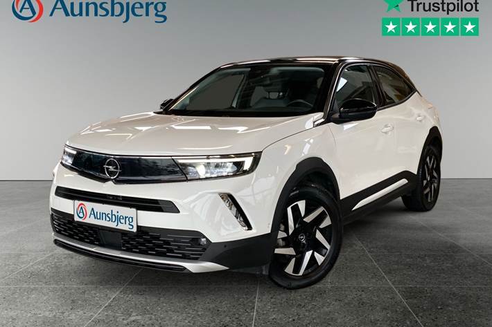 Hvid Opel Mokka-e fra 2022 set udefra